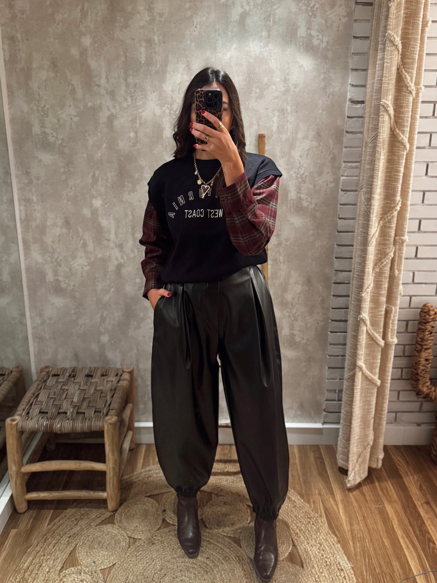 Calças modelo Aladin em eco-pele