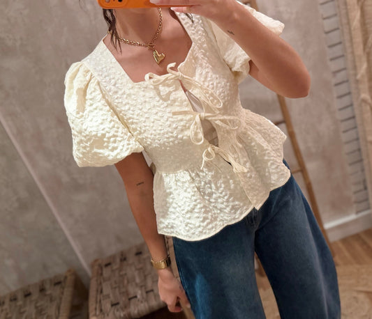 Top estruturado com manga curta abalonada e textura floral em relevo - Mochy