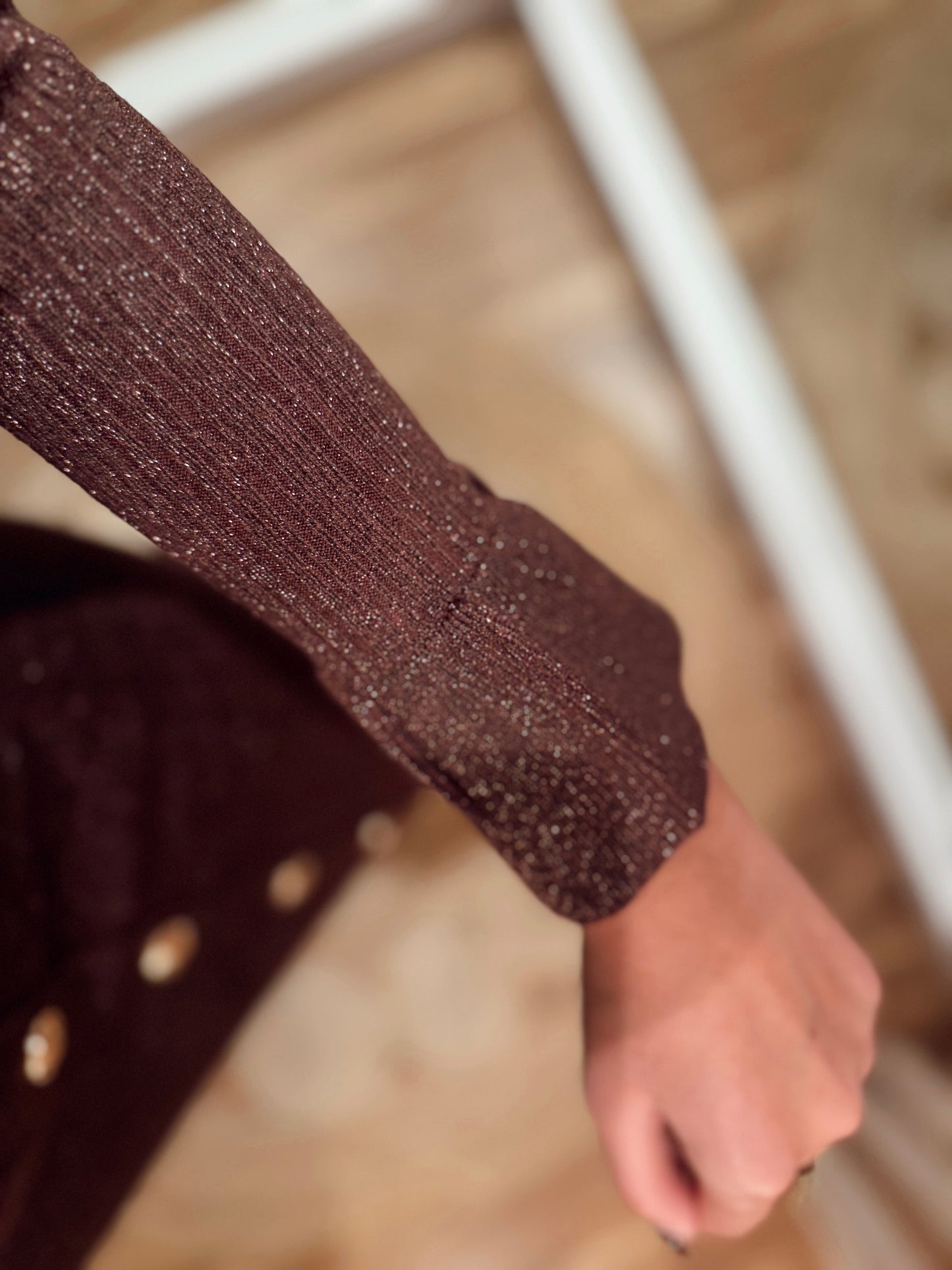 Vestido midi em malha canelada com delicados fios de brilho incorporados