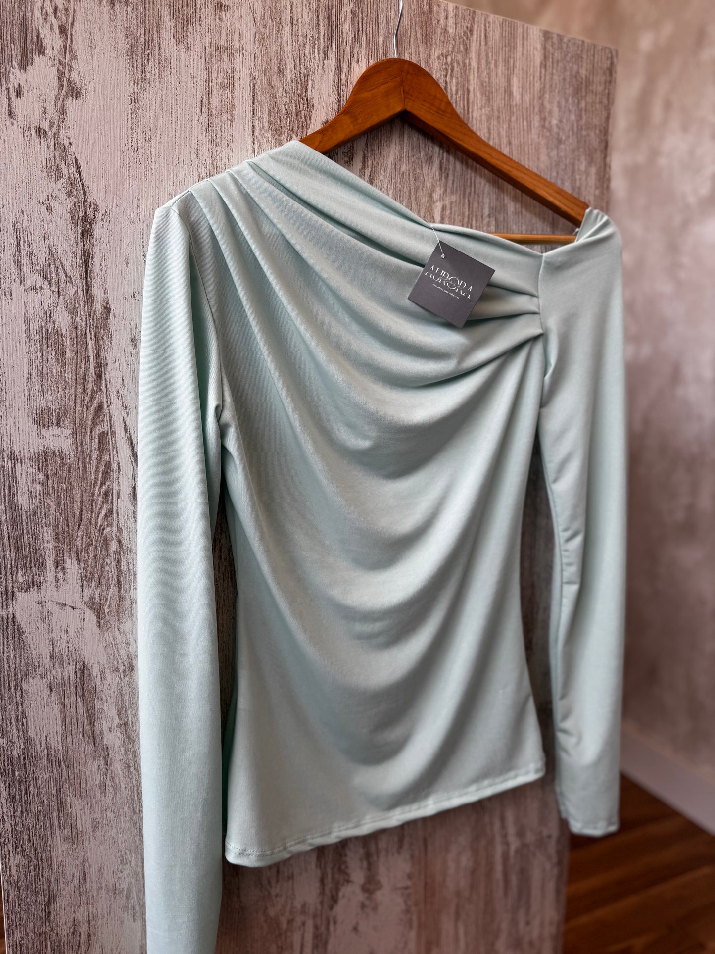 Blusa em licra assimétrica
