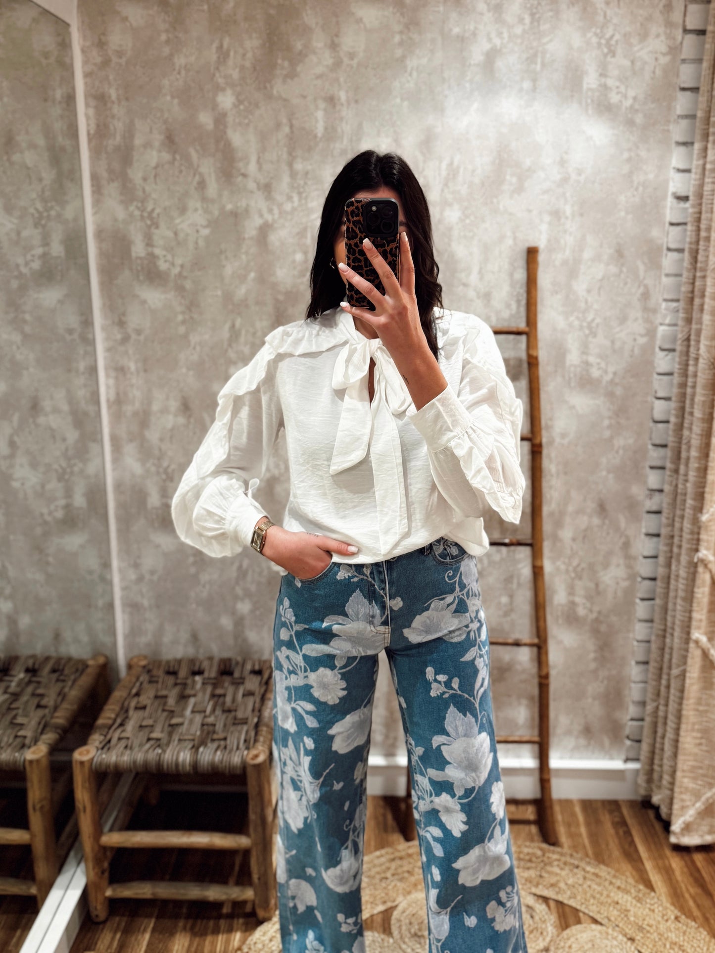 Blusa con volantes a lo largo de las mangas.