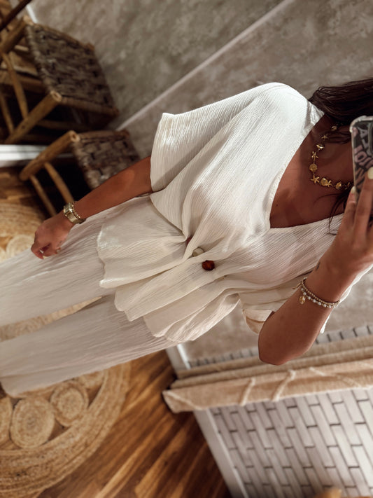 Blusa fluida com cinto de missangas