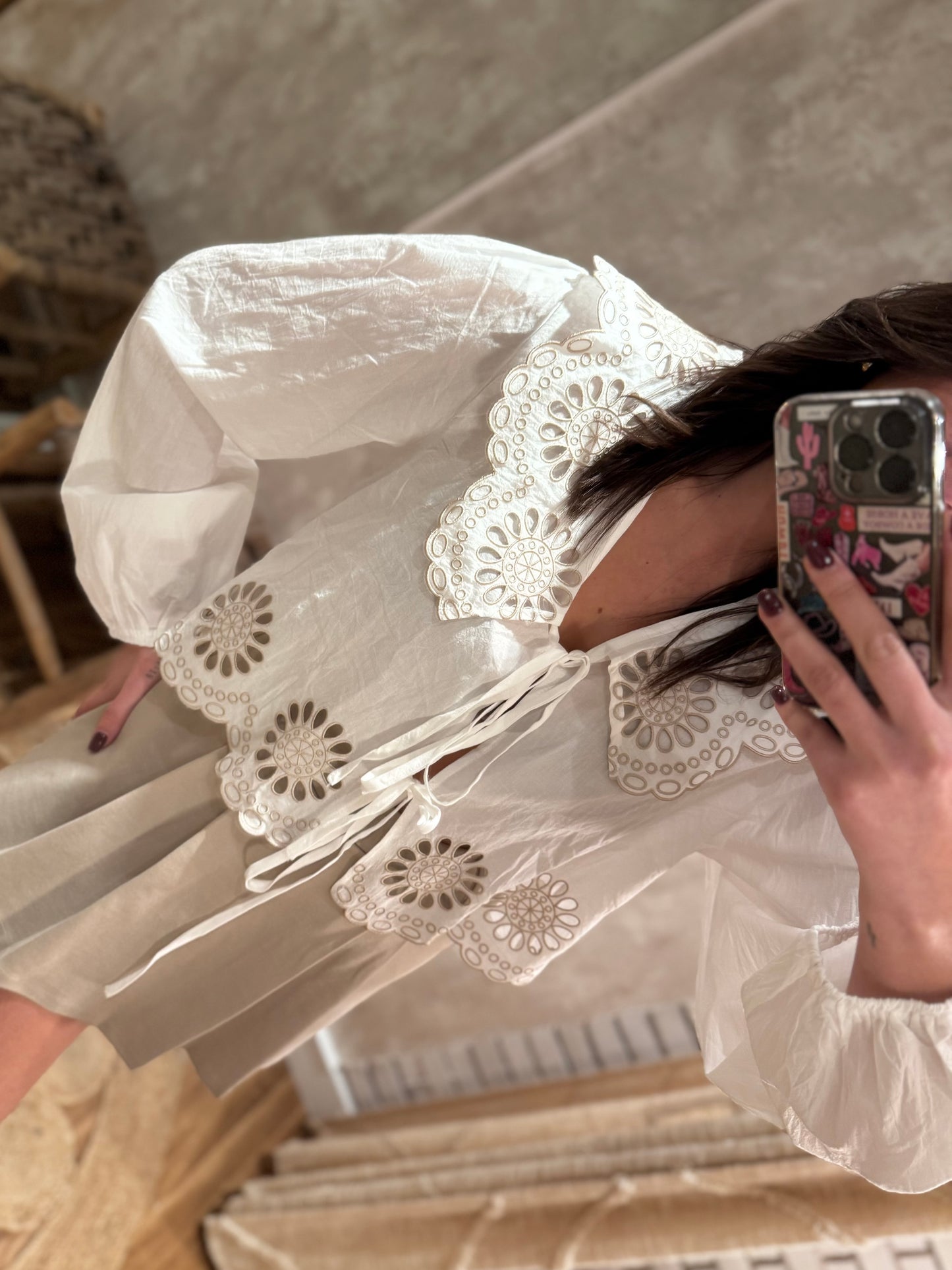 Blusa con bisutería y bordados