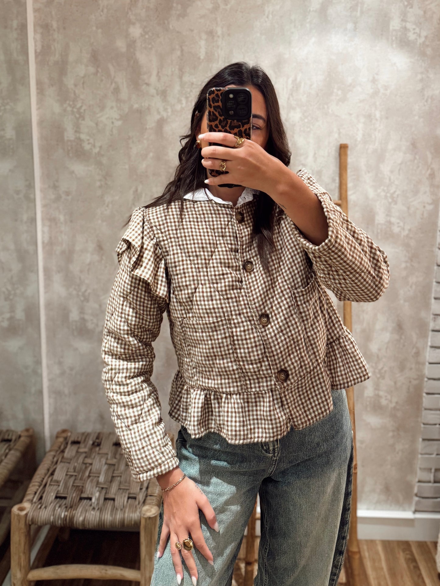 Casaco acolchoado aos quadradinhos com folhos