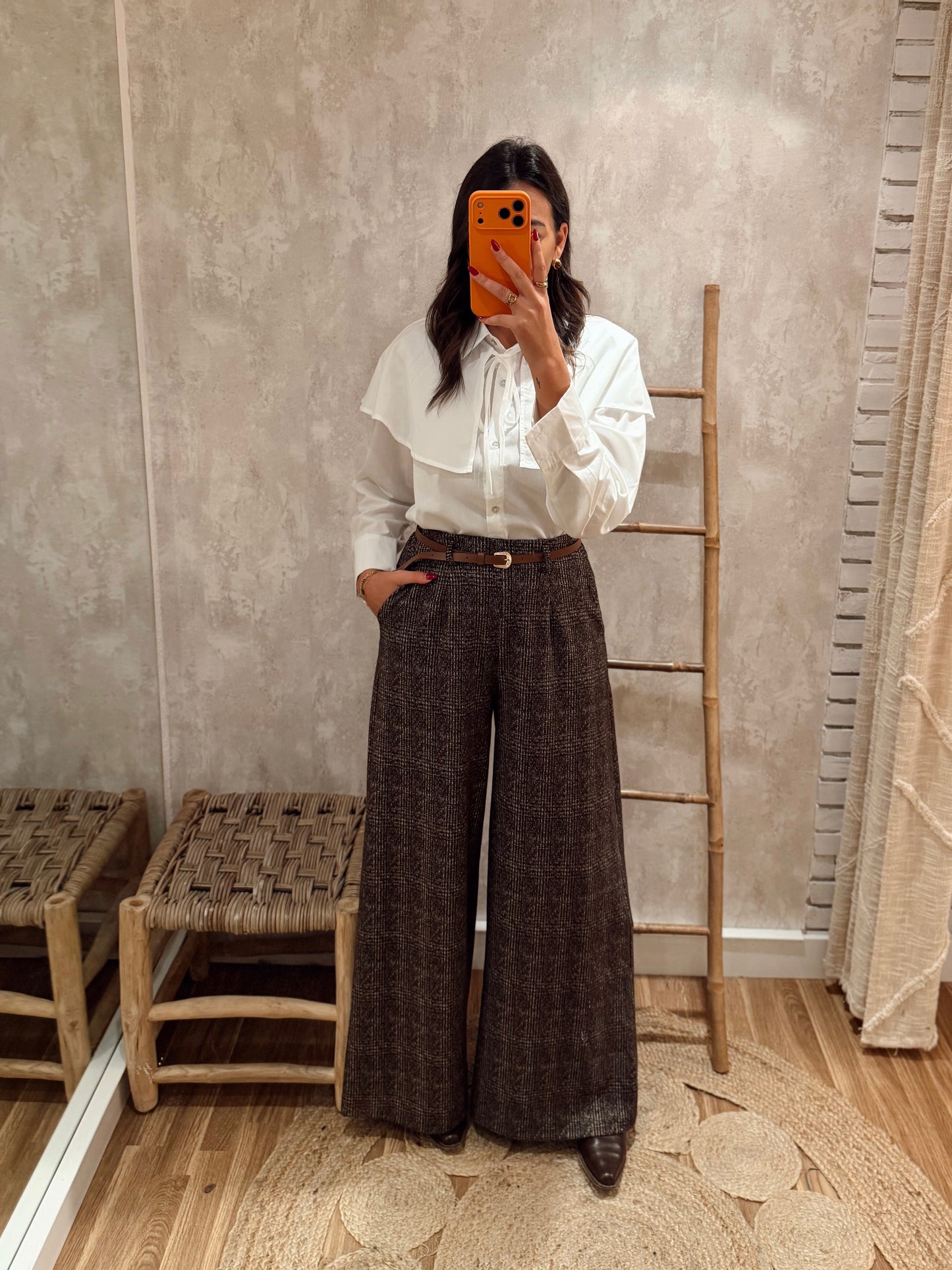 Calças de Perna Larga com Padrão Xadrez em Tons de Castanho e Bege