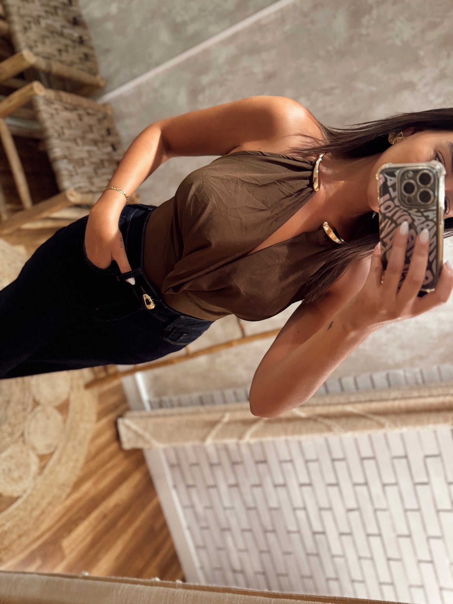 Body em lycra com decote profundo e detalhe metálico dourado