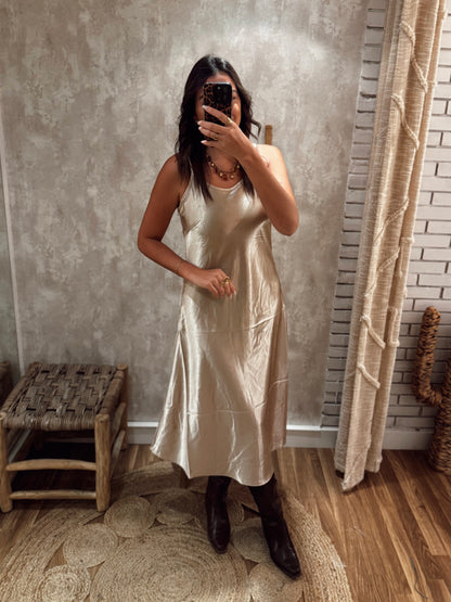 Conjunto de malha e vestido acetinado