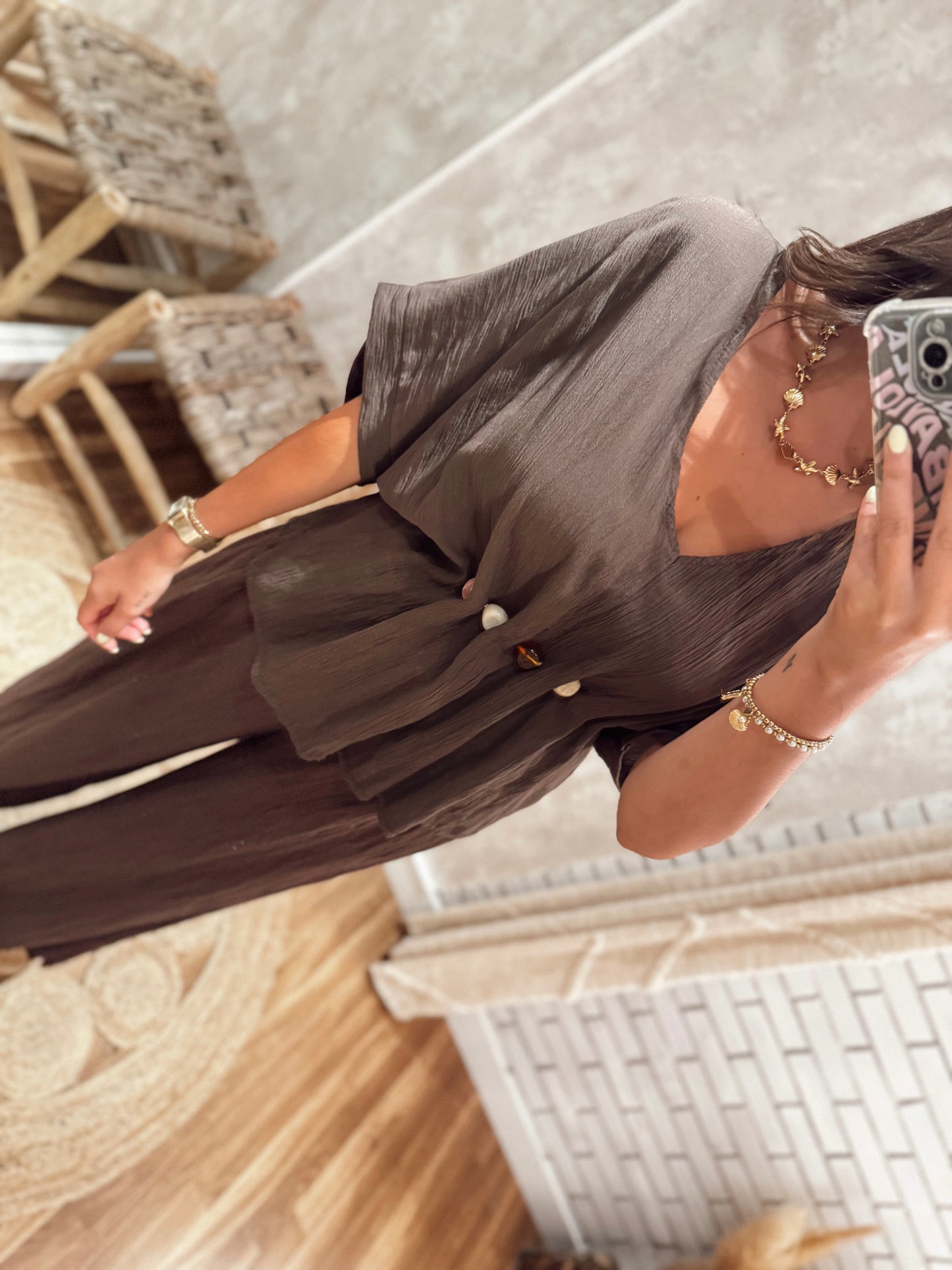 Blusa fluida com cinto de missangas