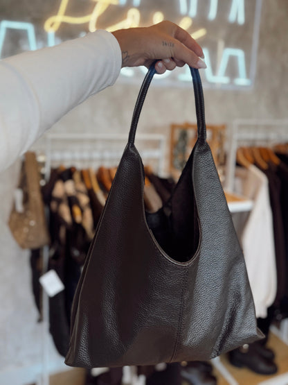 Malas em pele com formato de saco ao ombro