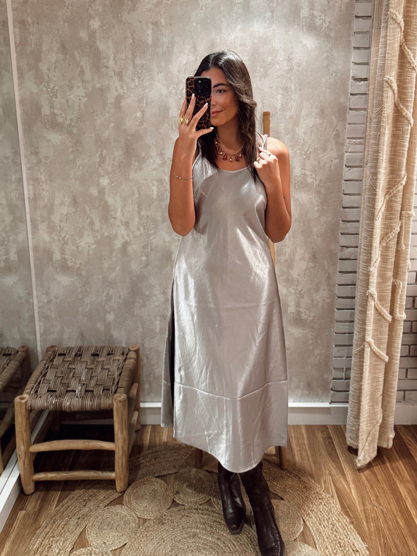 Conjunto de malha e vestido acetinado