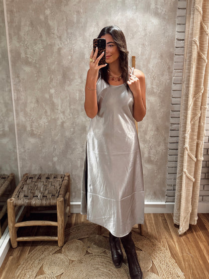 Conjunto de malha e vestido acetinado