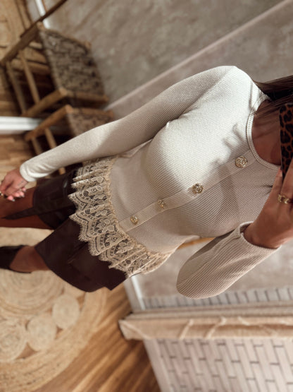 Blusa em malha suave c/botões decorativos na frente e detalhe de renda