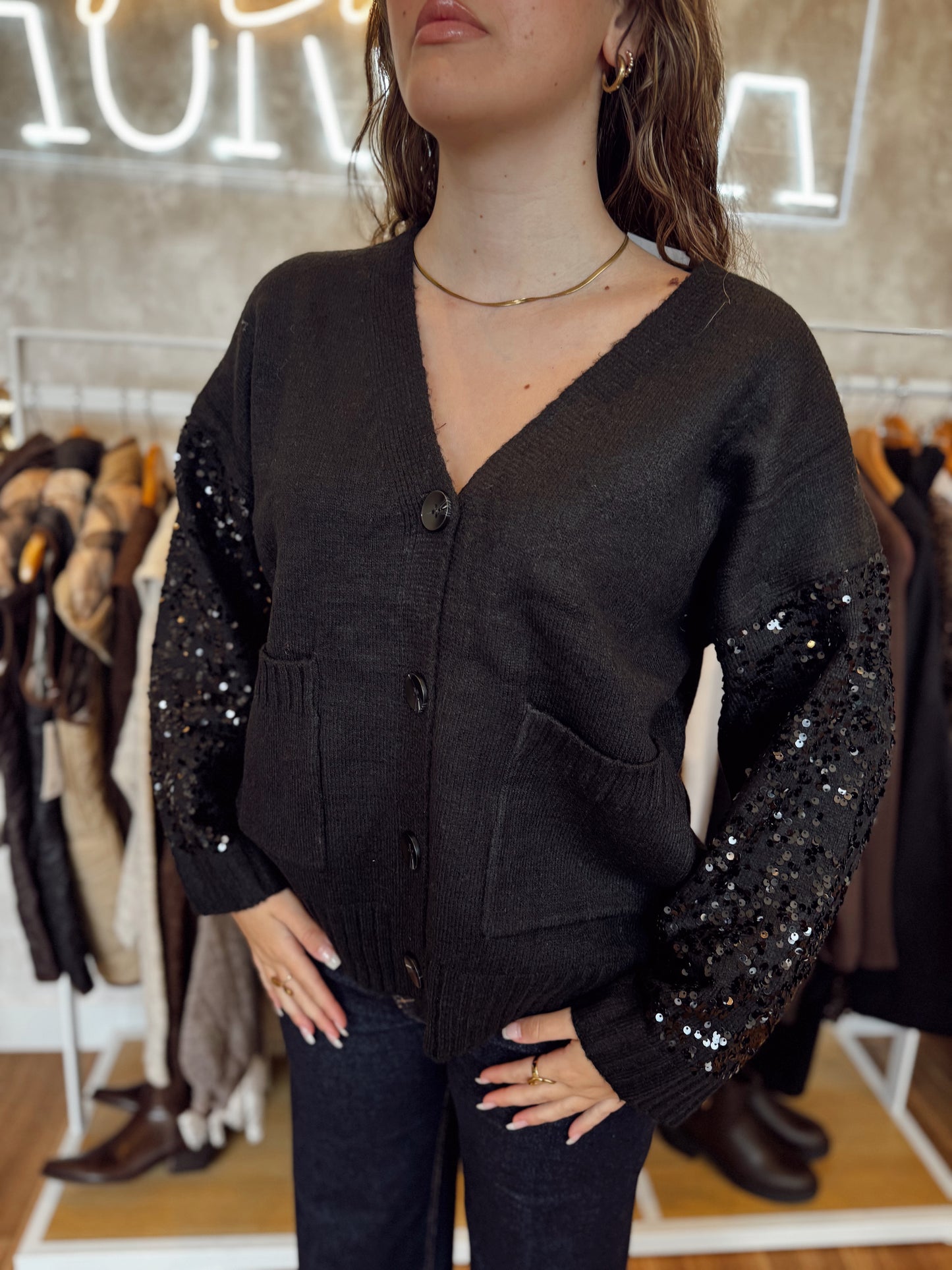 Casaco de malha c/lantejoulas nas mangas