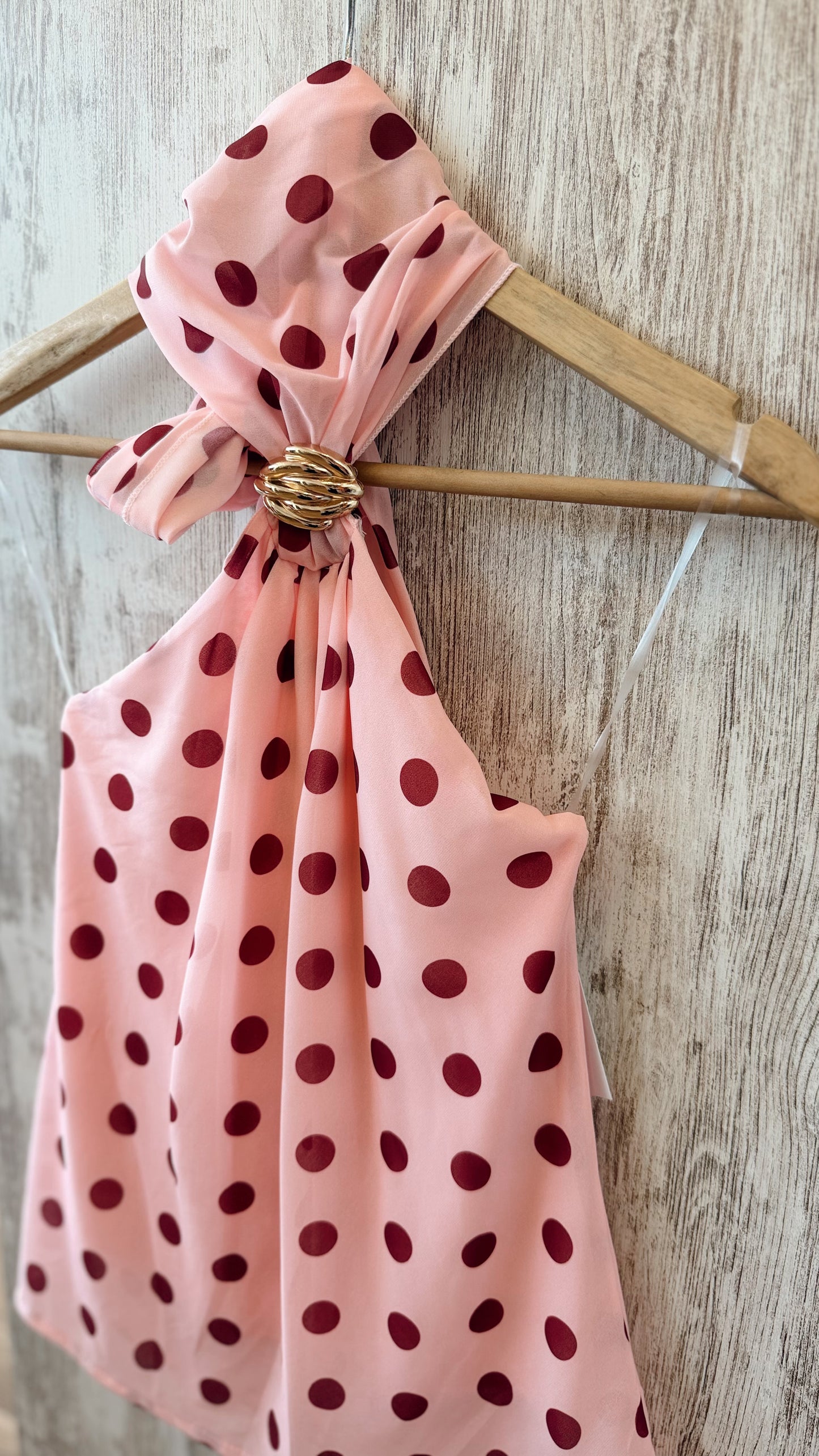 Top Fluido com Padrão de Bolinhas e Detalhe Metálico