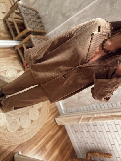 Conjunto em bombazina aveloada composto por blazer e calça