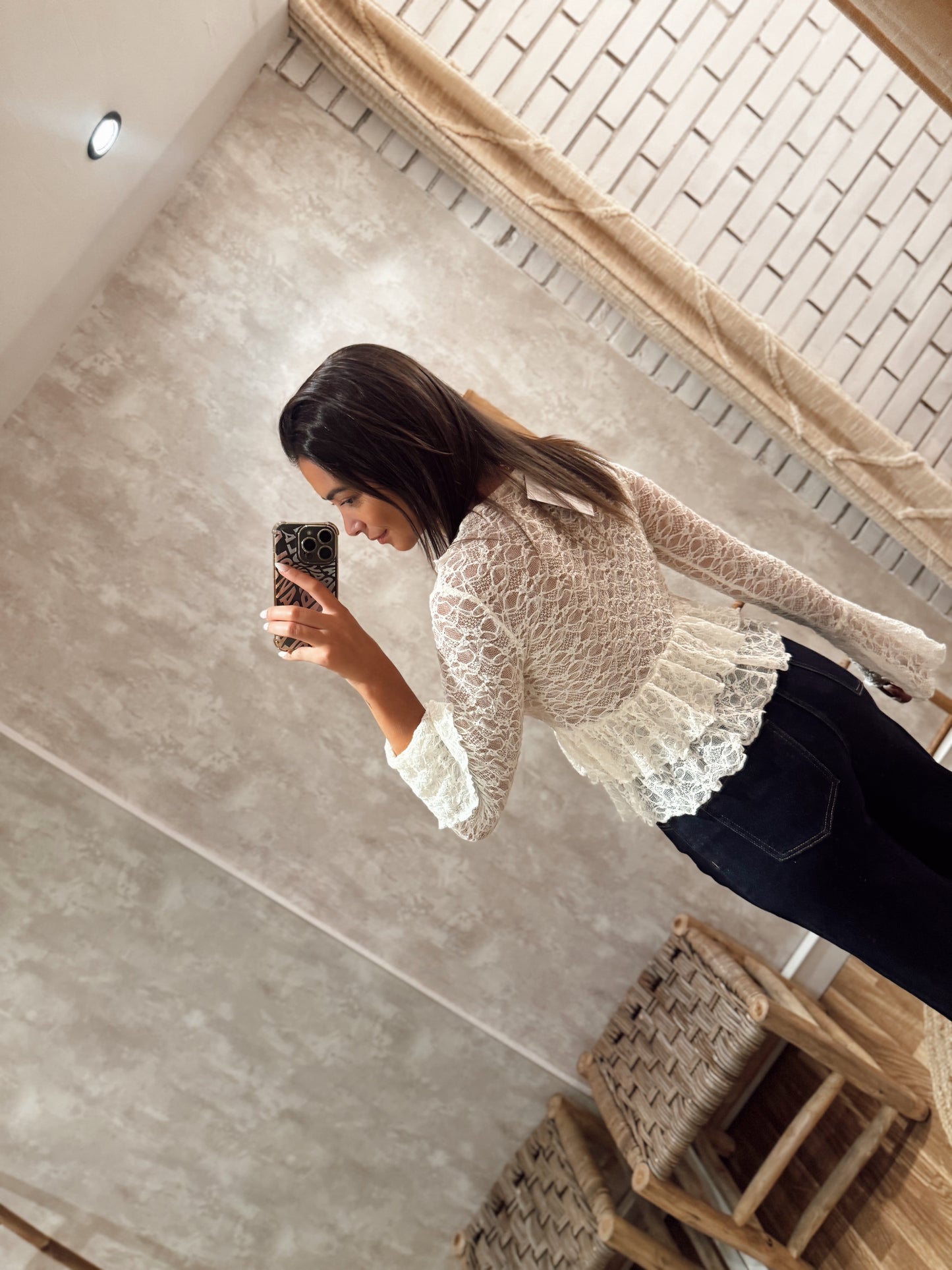 Blusa em renda c/folhos