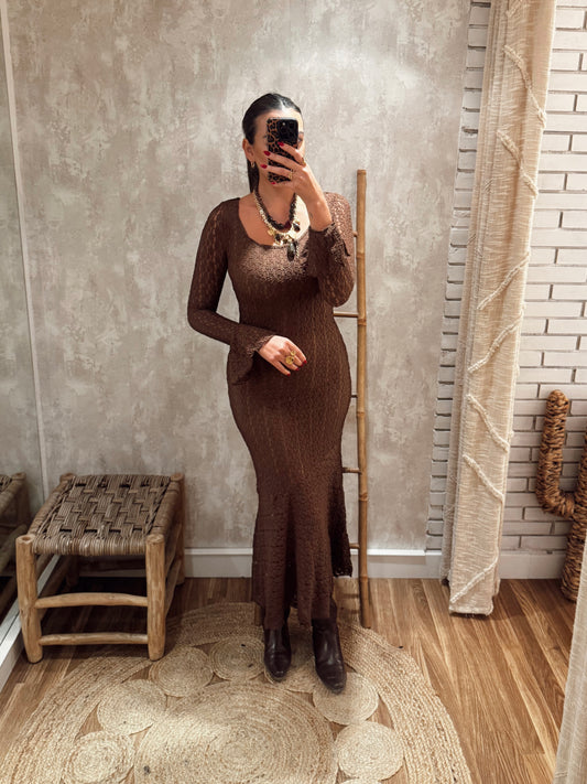 Vestido midi castanho com relevo e folhos