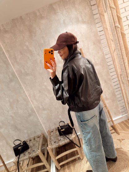 Casaco em napa castanho escuro cardado c/gola em pêlo removível