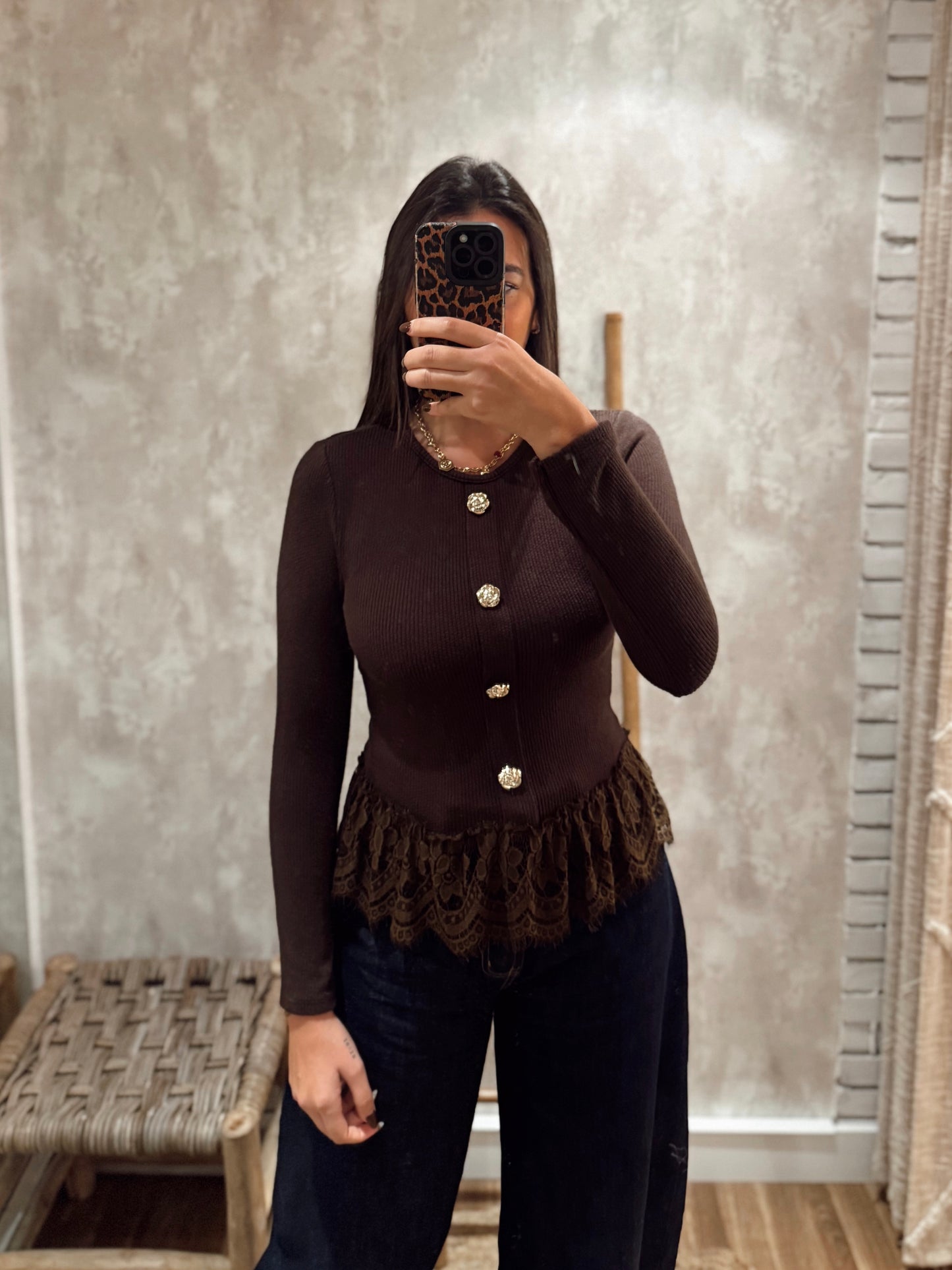 Blusa em malha suave c/botões decorativos na frente e detalhe de renda