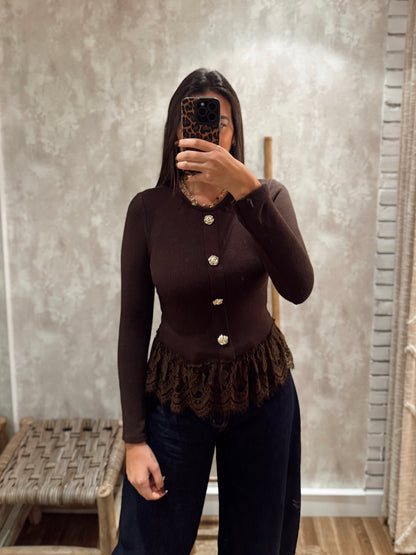 Blusa em malha suave c/botões decorativos na frente e detalhe de renda