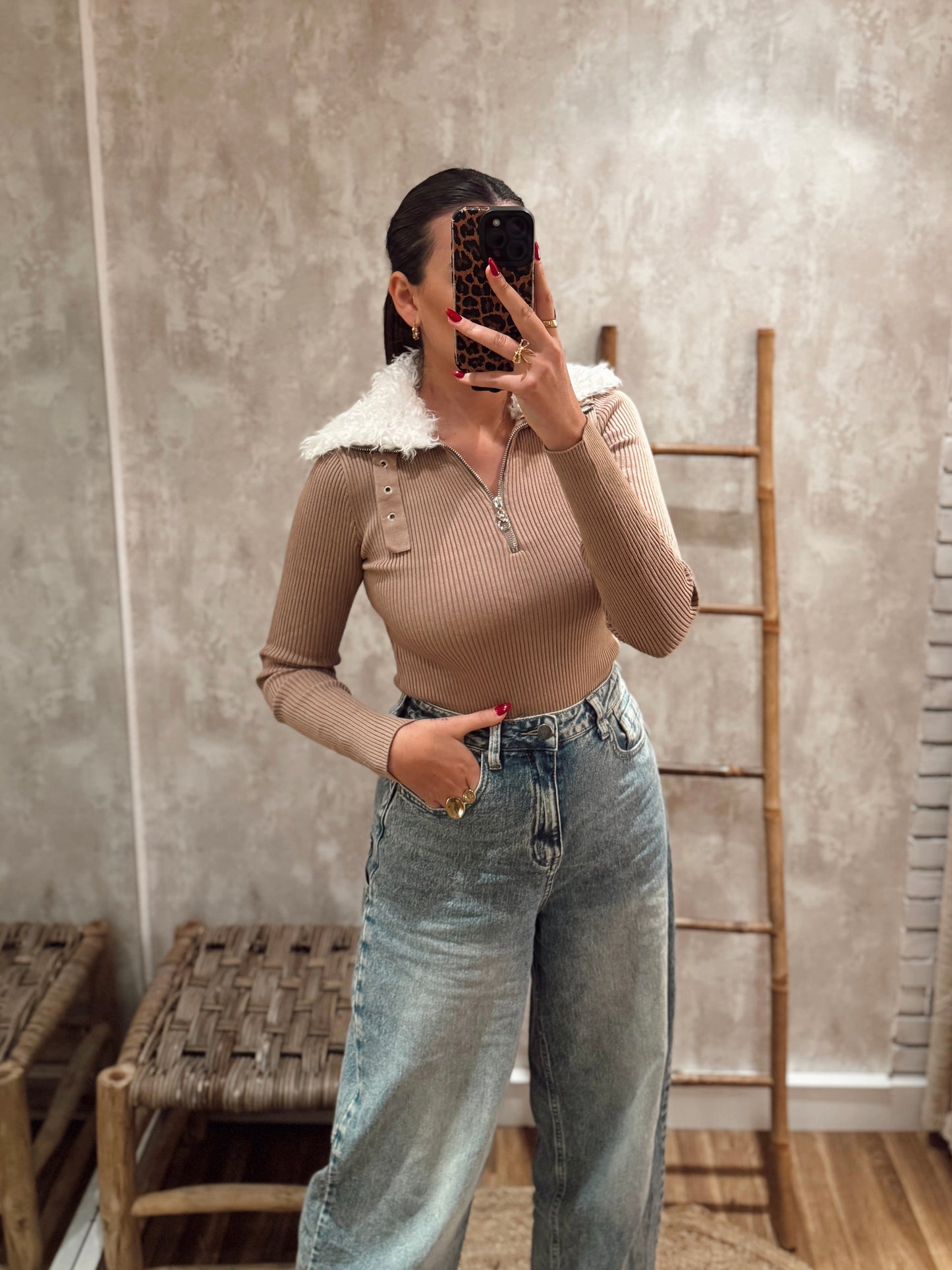 Camisola de malha canelada com gola em pelo removível