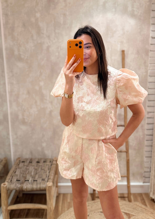 Conjunto Top c/mangas bufantes e Calções Estruturados