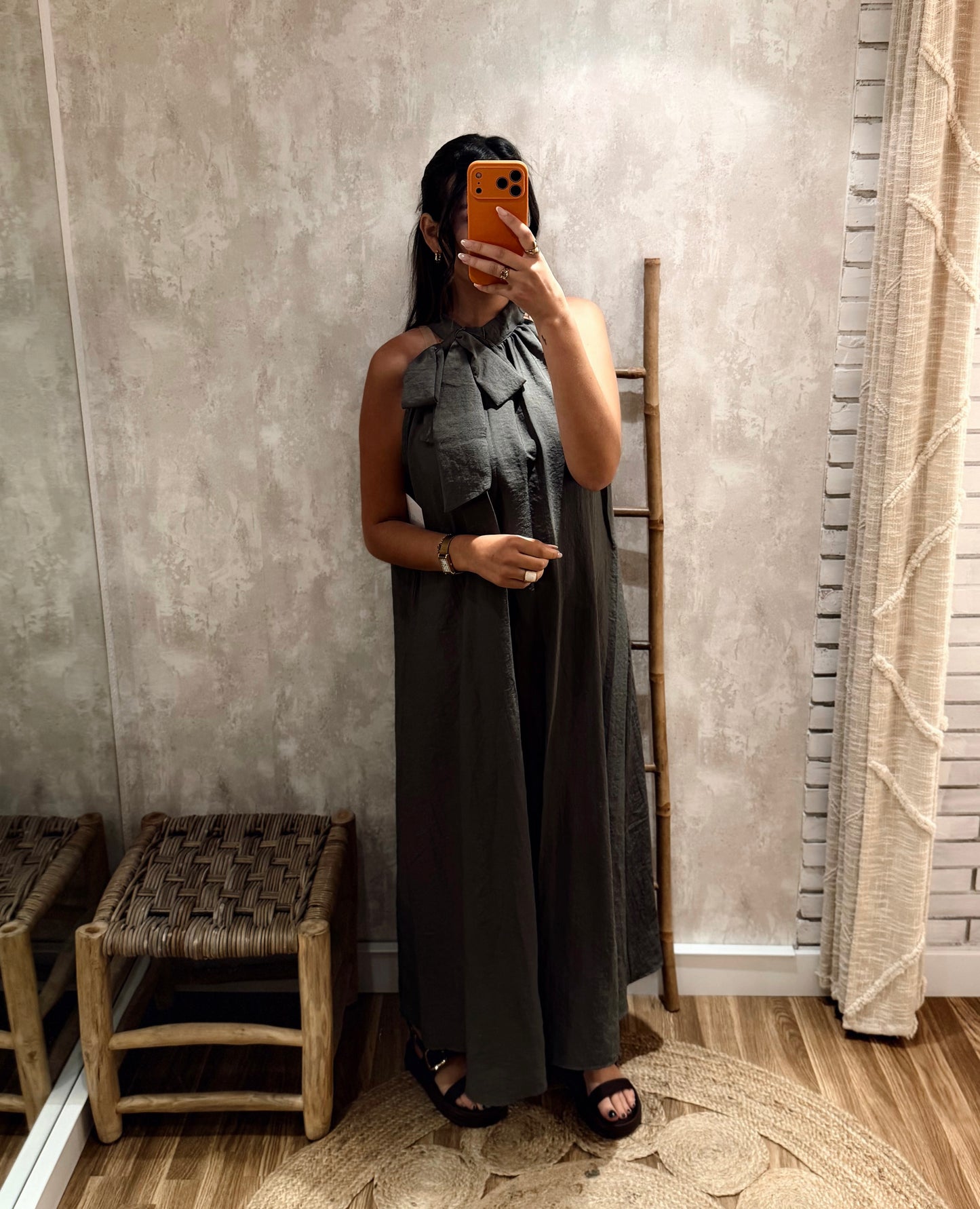 Vestido c/Decote halter c/ laço ajustável