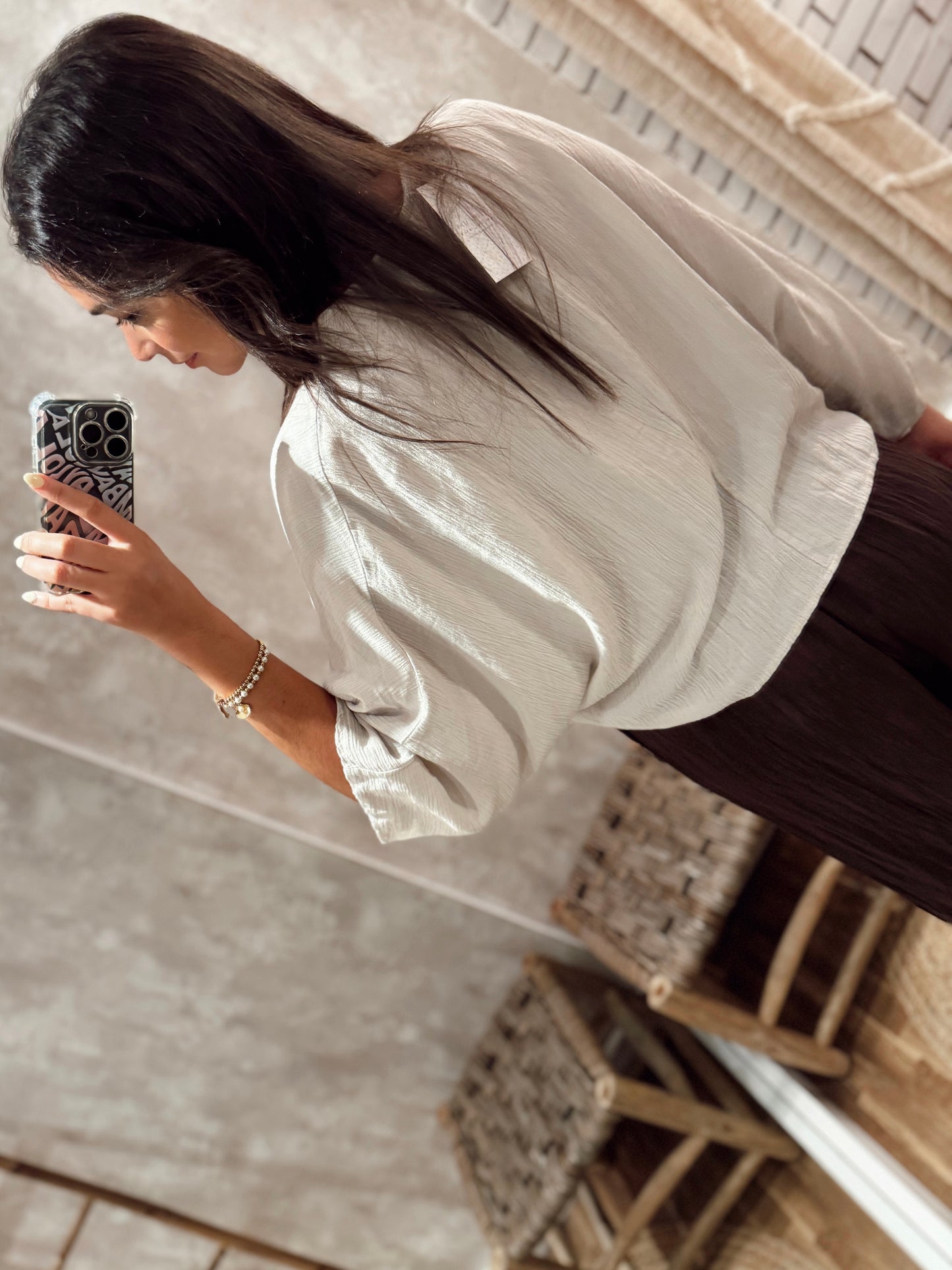 Blusa fluida com atilho ajustável e botões artesanais