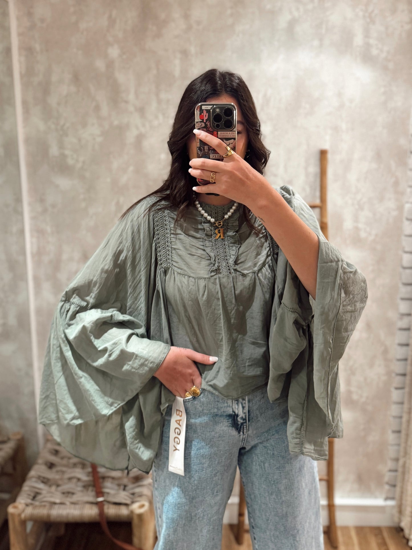 Blusa em tecido leve com mangas amplas e efeito abalonado