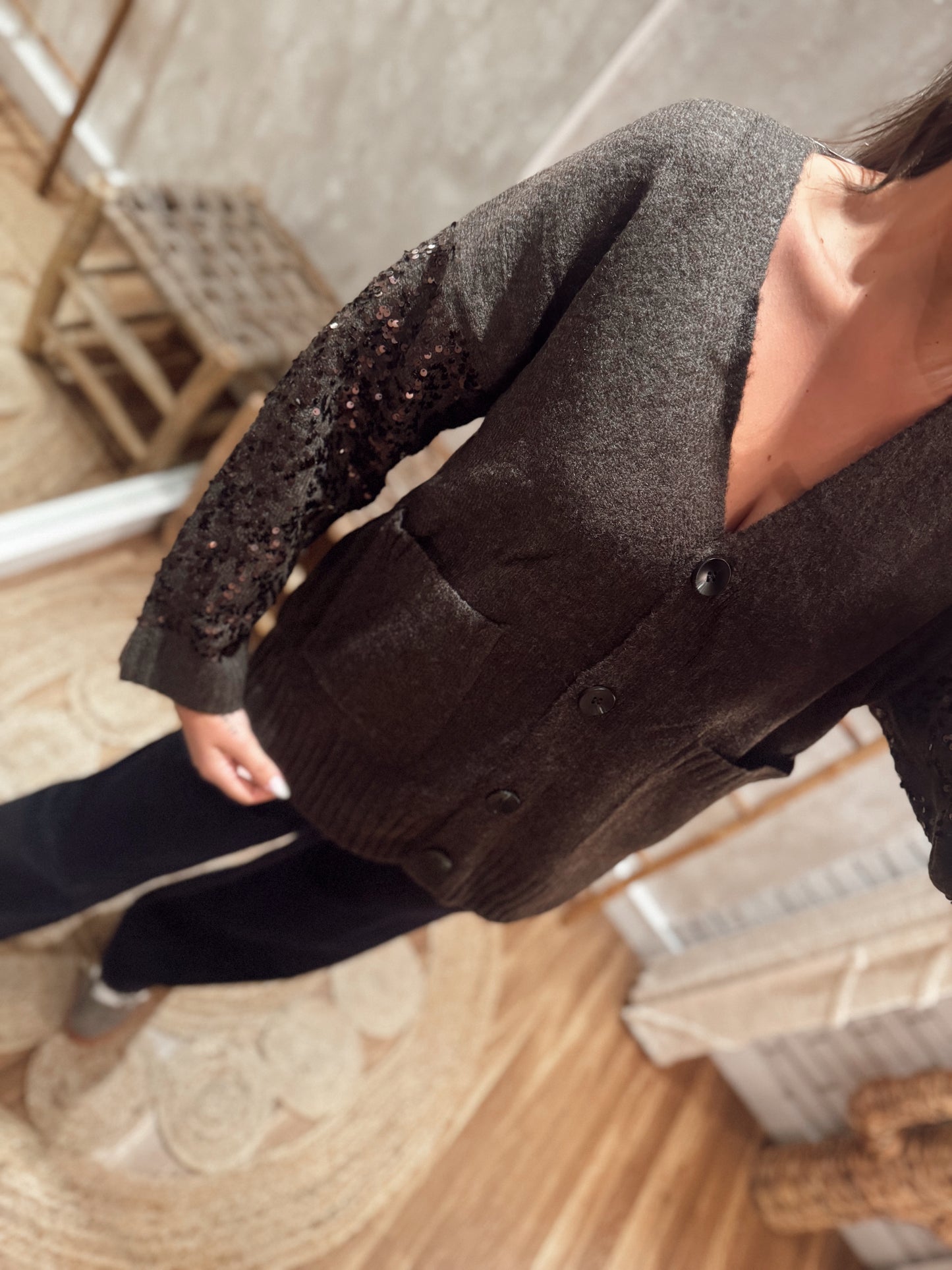 Casaco de malha c/lantejoulas nas mangas