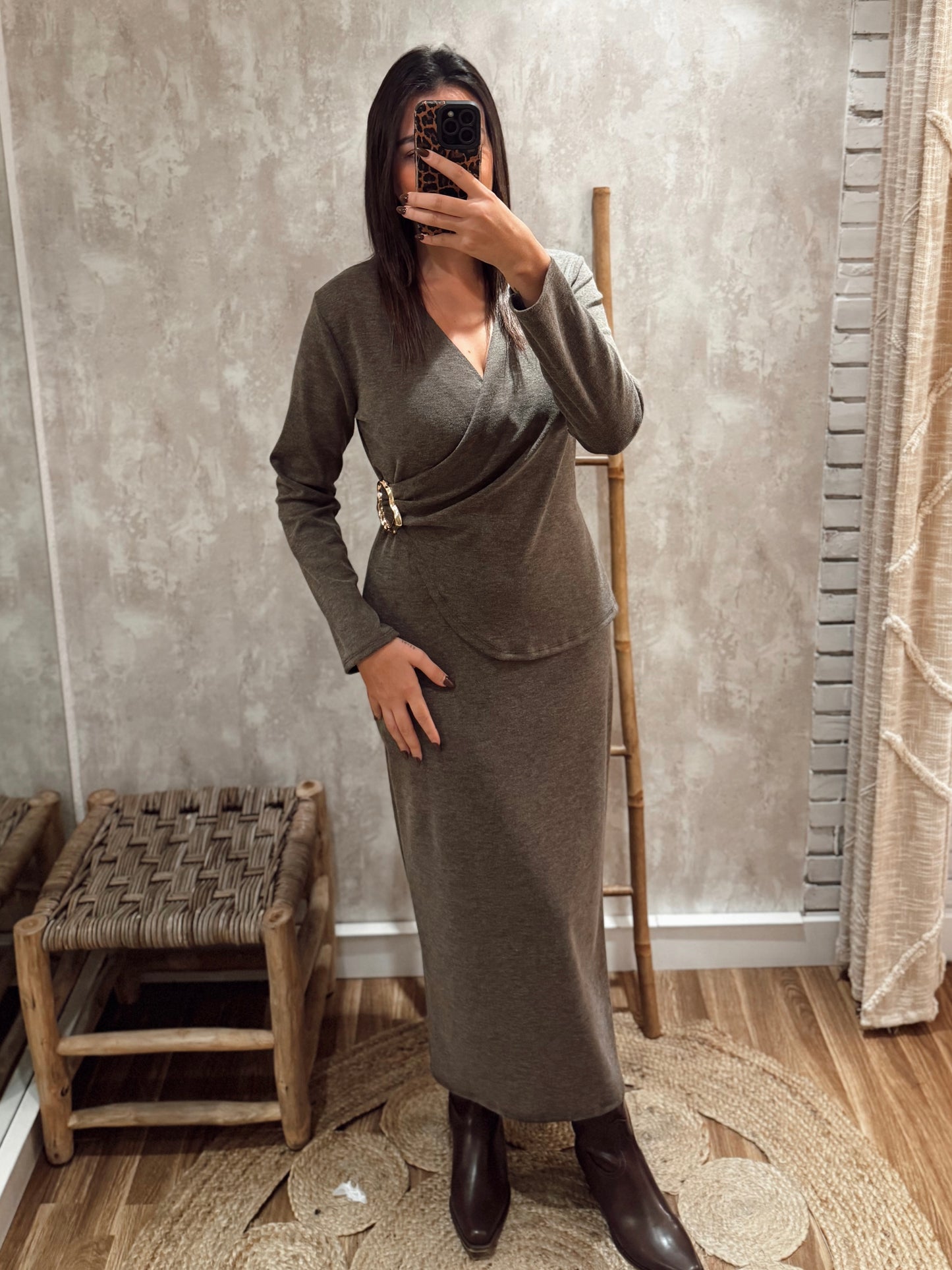 Vestido midi em malha suave c/detalhe dourado