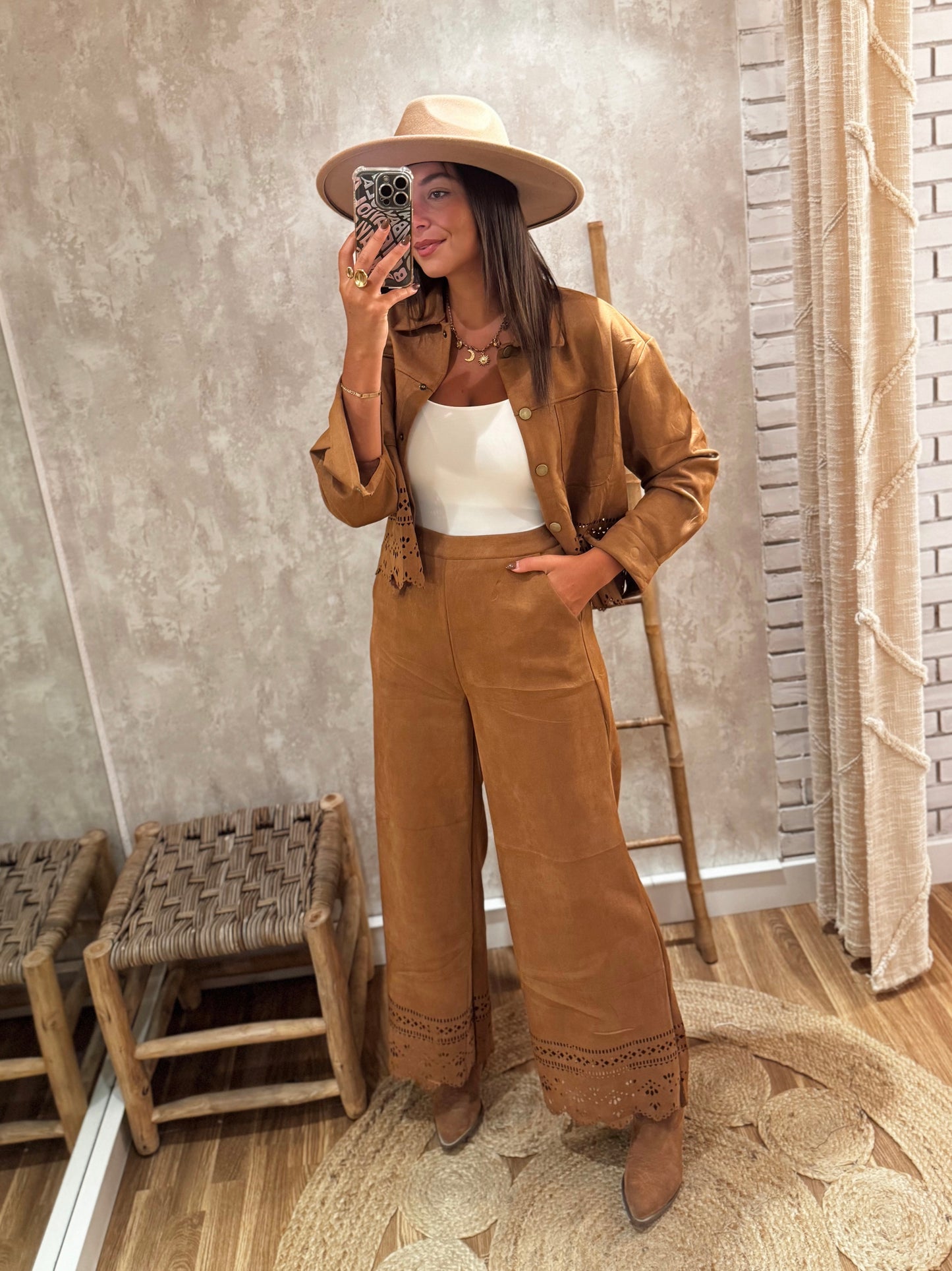 Conjunto de camisa y pantalón de ante