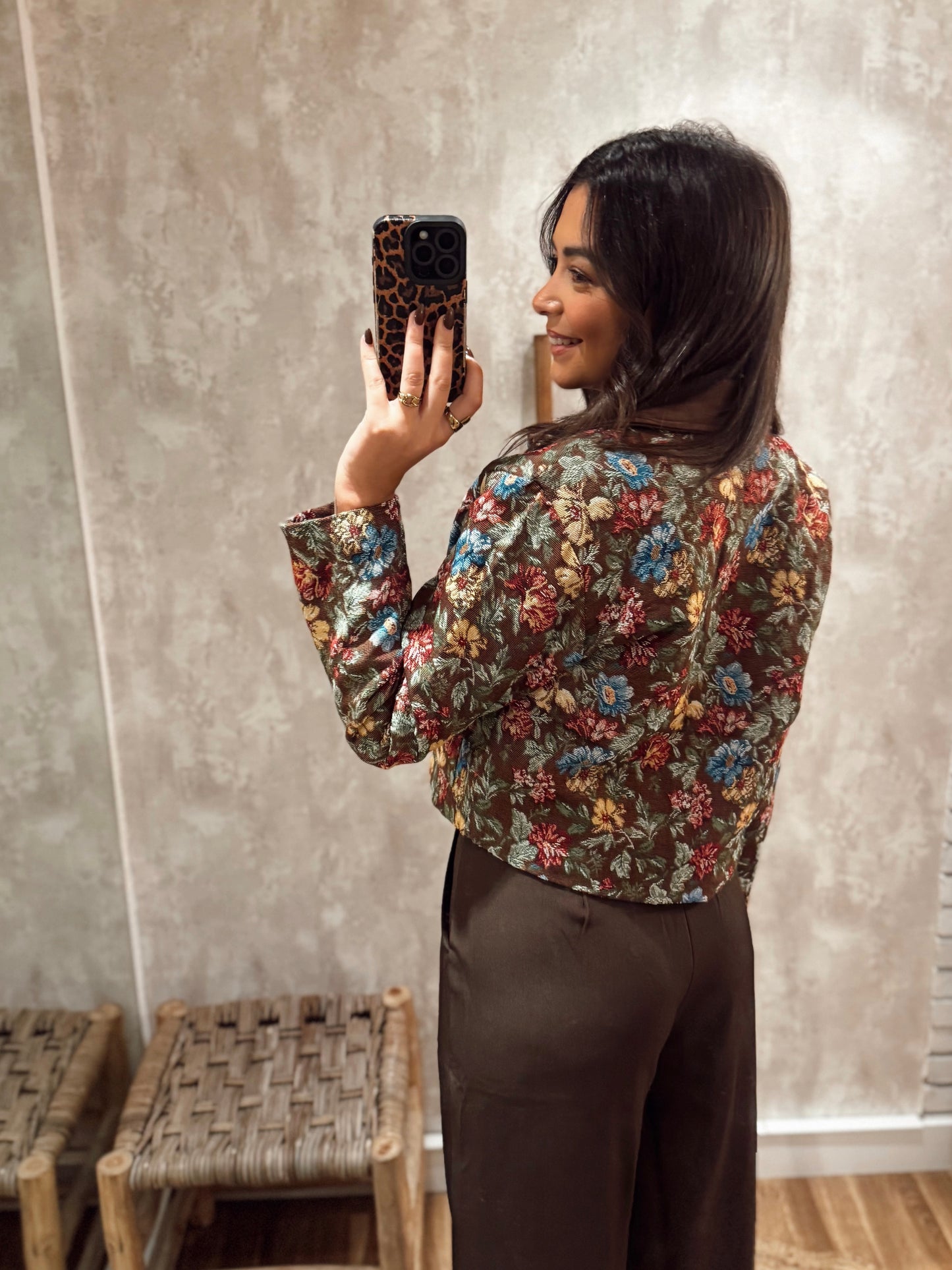 Bomber em tecido c/forro acolchoado e padrão floral - Castanho