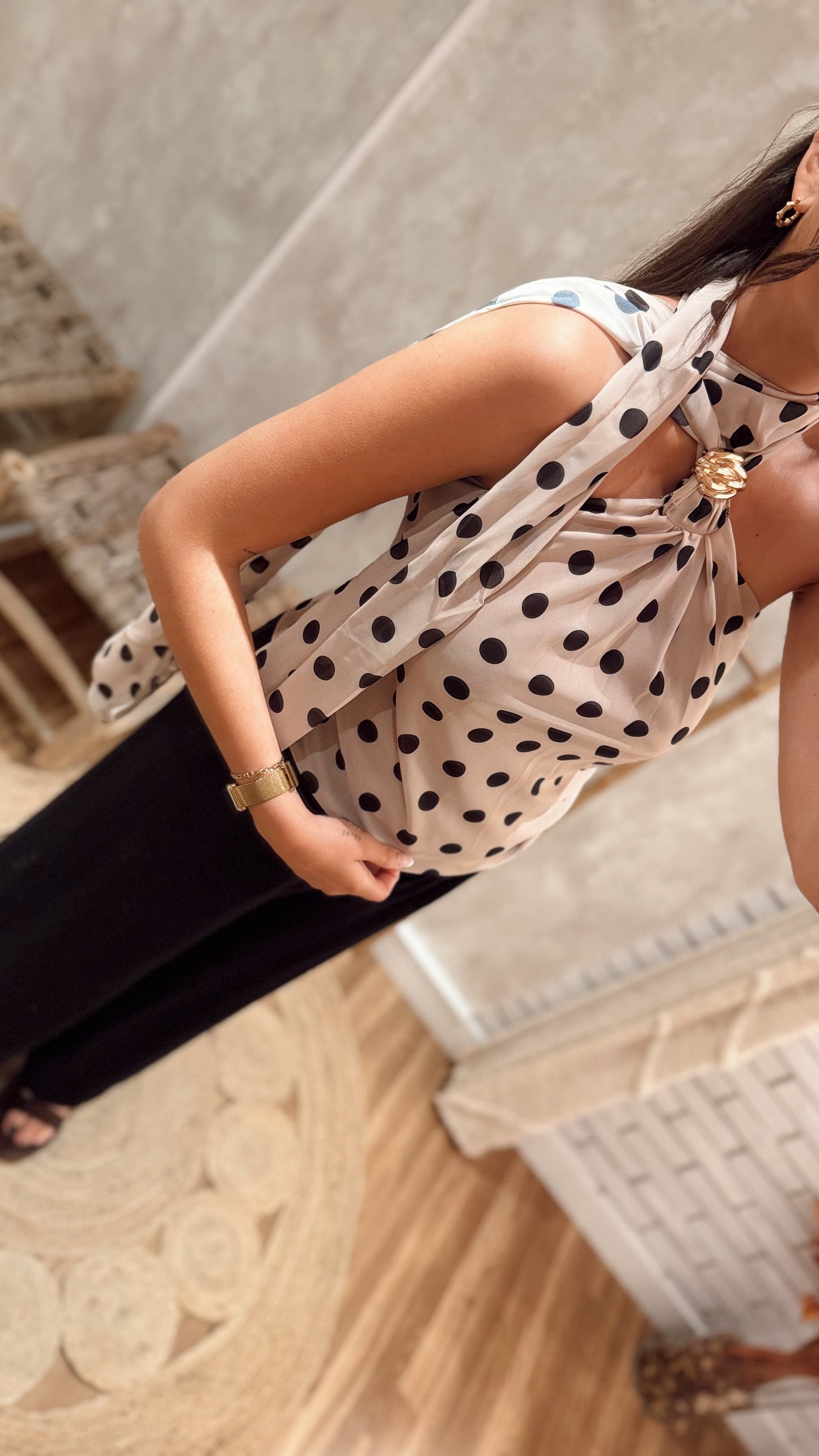 Top Fluido com Padrão de Bolinhas e Detalhe Metálico