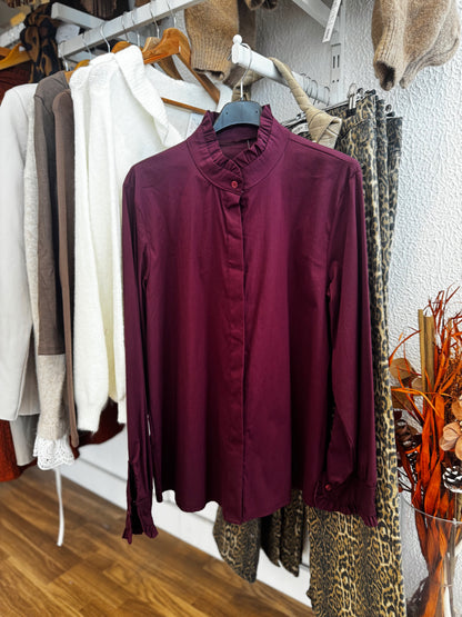 Camisa c/detalhe de folho na gola e punhos