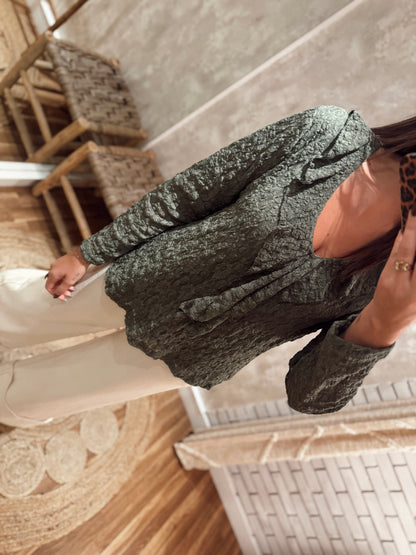 Blusa c/textura delicada e folho frontal