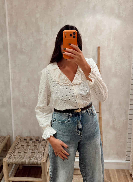Camisa Bordada com Gola de Folhos