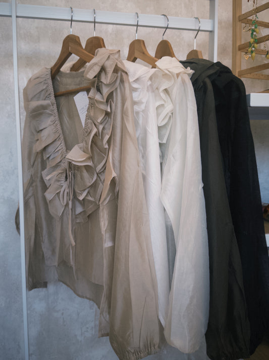 Blusa em seda c/folhos e atilhos