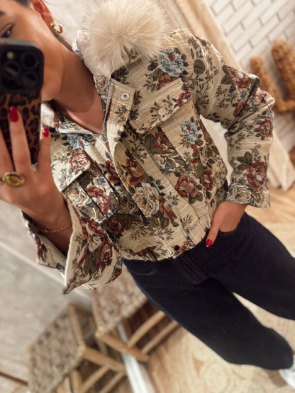 Blusão curto com padrão floral