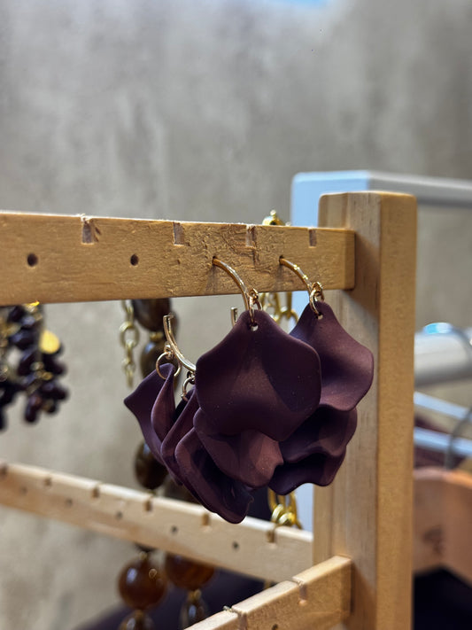 Brincos em cor de ameixa