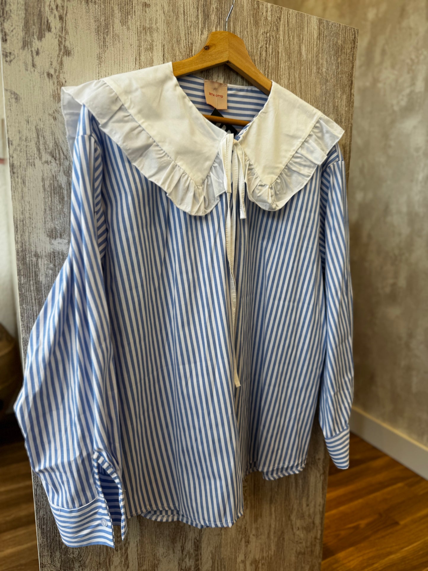 Camisa de rayas con cuello bebé