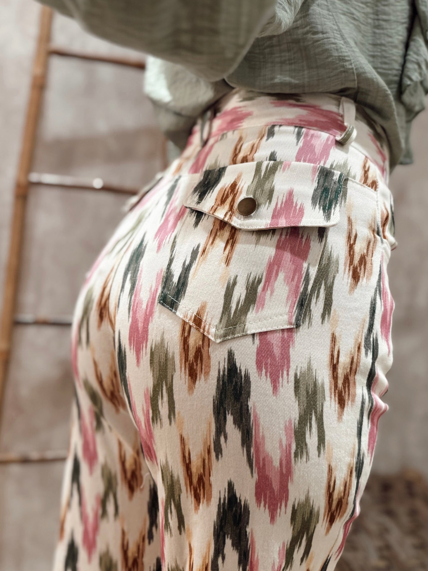 Vaqueros con estampado colorido