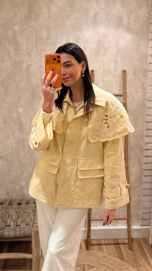Casaco tipo gabardine em amarelo manteiga com aplicações florais