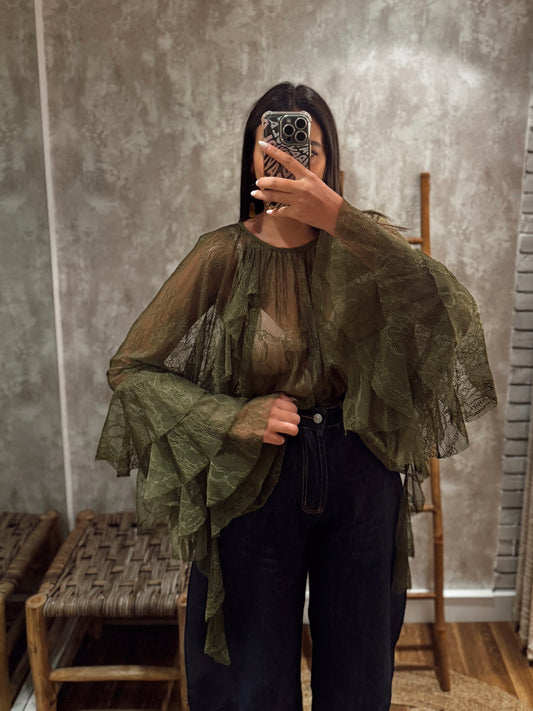 Blusa em renda transparente com folhos