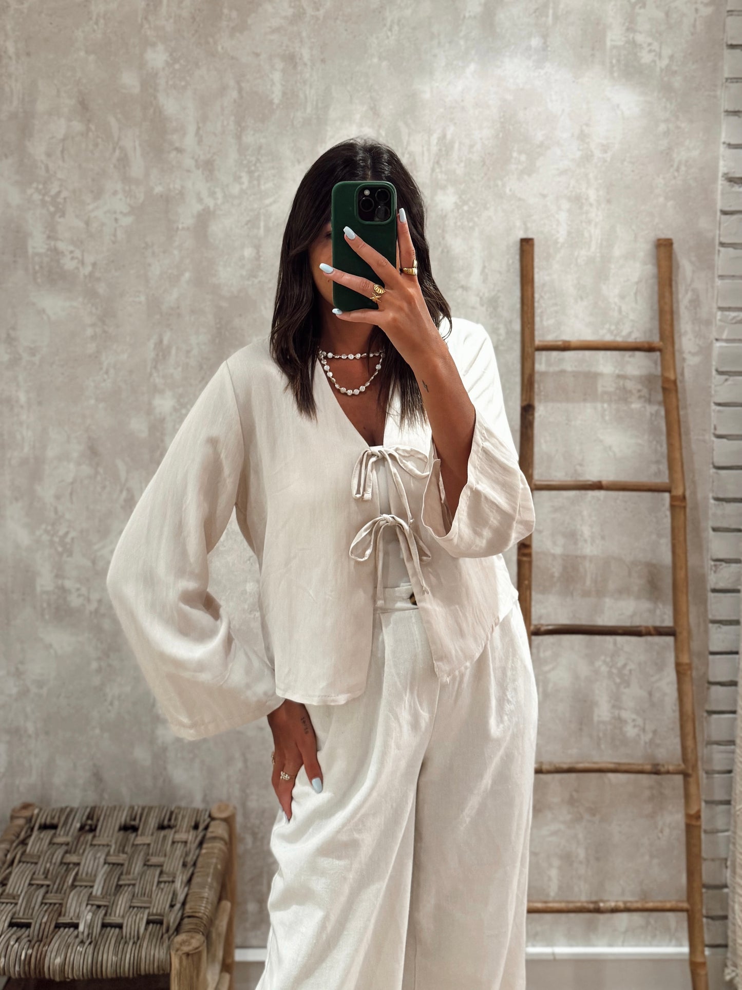 Blusa com Atilhos e Mangas Compridas