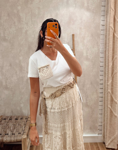 T-Shirt Decote em V com Bolso em Crochê