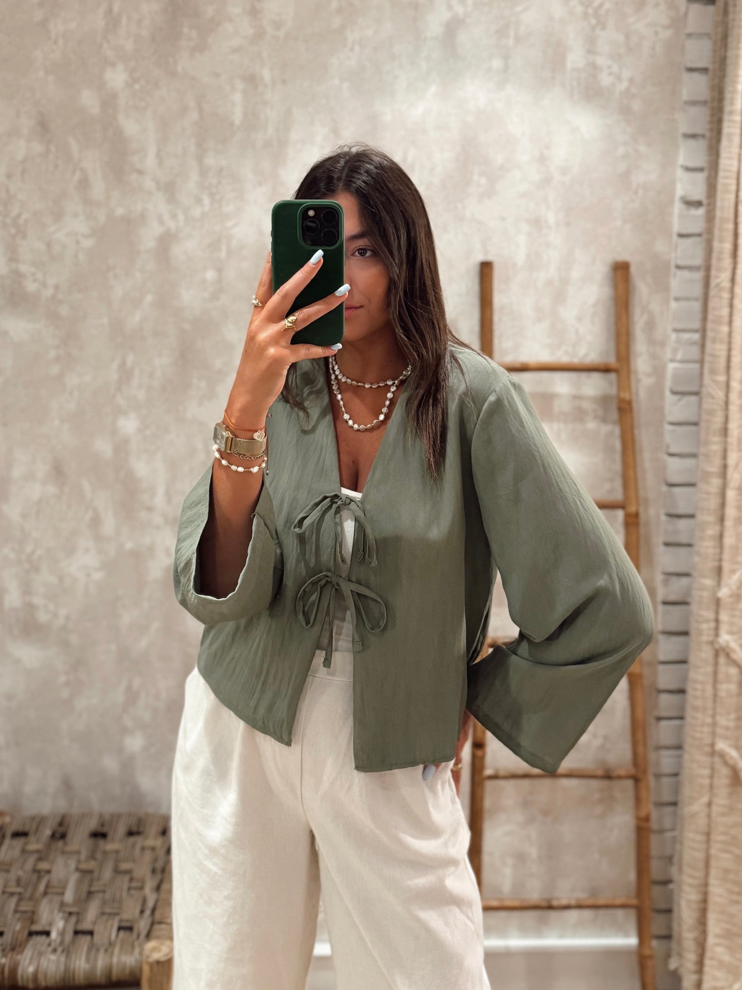 Blusa com Atilhos e Mangas Compridas