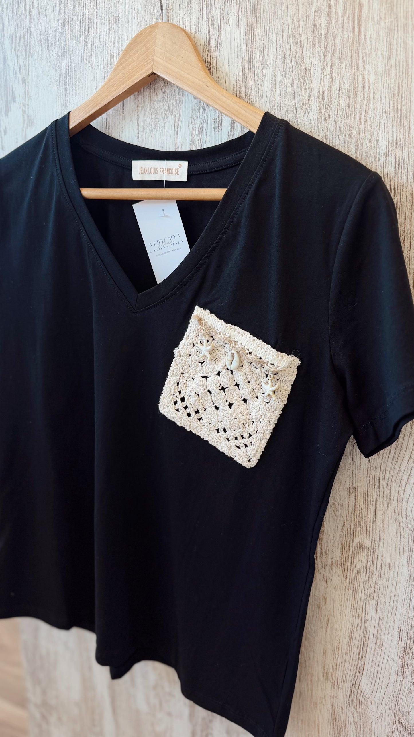 T-Shirt Decote em V com Bolso em Crochê