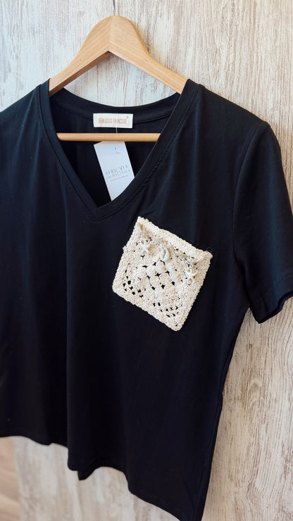 T-Shirt Decote em V com Bolso em Crochê