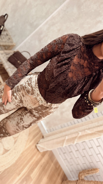 Blusa Rendada com Folhos